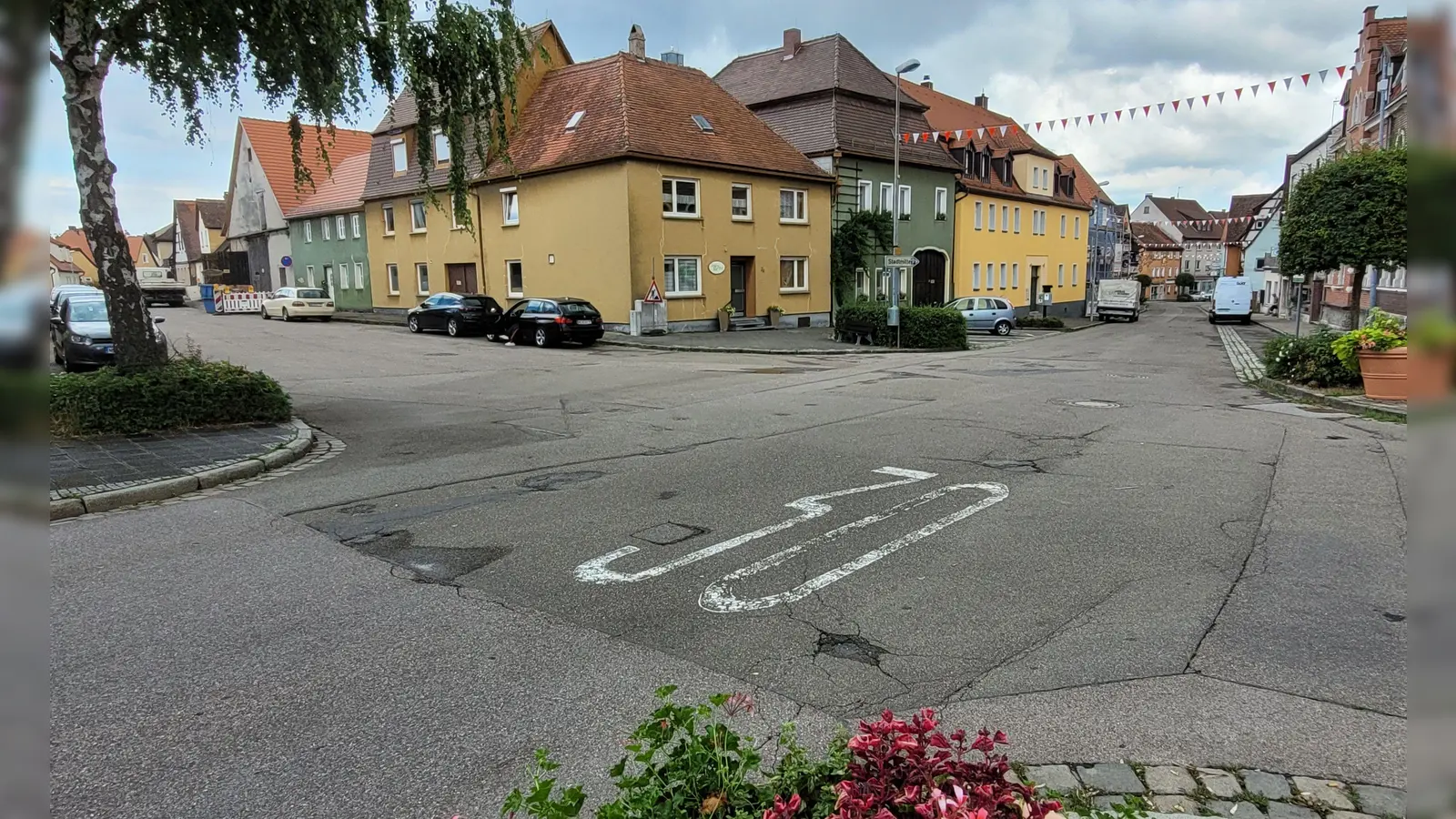 Die Kreuzung von Johanniterstraße, Hainserwall und Spitalwall in Bad Windsheim könnte durch einen Kreisverkehr und Brunnen aufgewertet werden. (Foto: Nina Daebel)