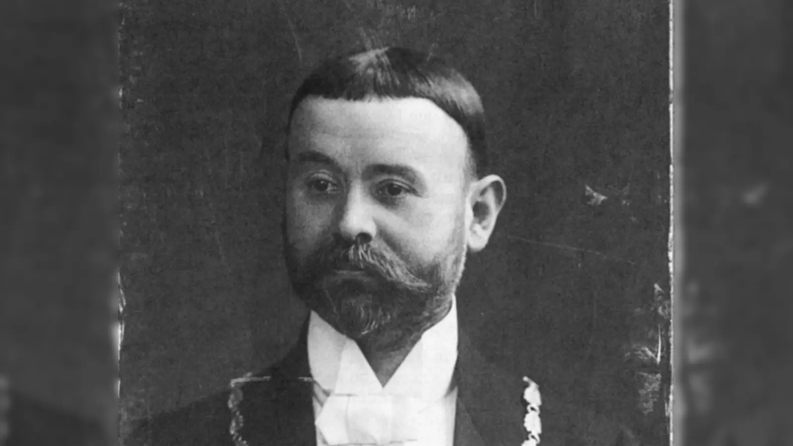 Der Ansbacher Oberbürgermeister Ernst Rohmeder mit Amtskette und ordensgeschmückter Brust. (Repro: Alexander Biernoth)