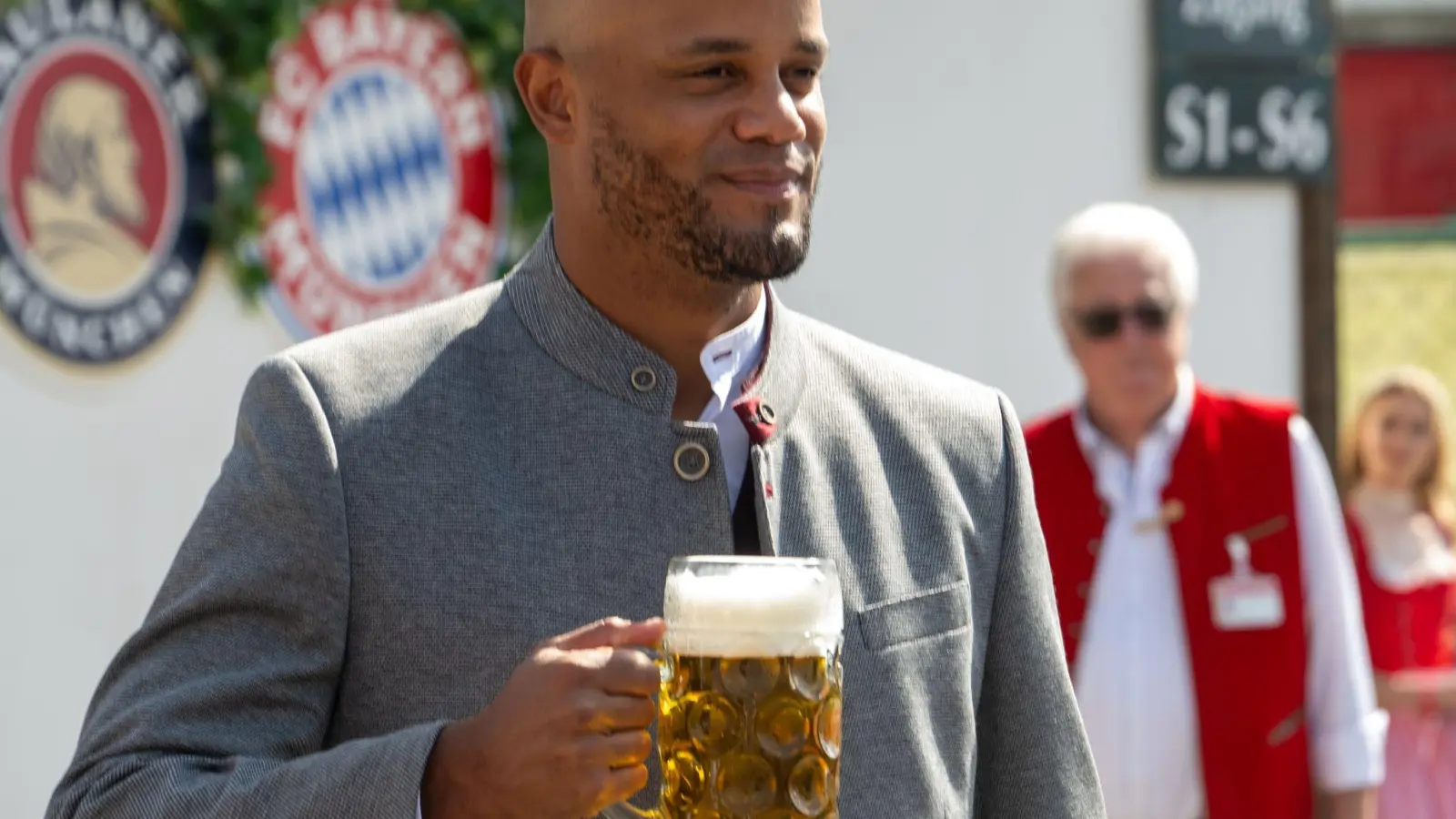 Anstoßen auf den zehnten Saisonsieg? Bayern-Coach Vincent Kompany in Oktoberfest-Tracht. (Foto: Stefan Puchner/dpa)
