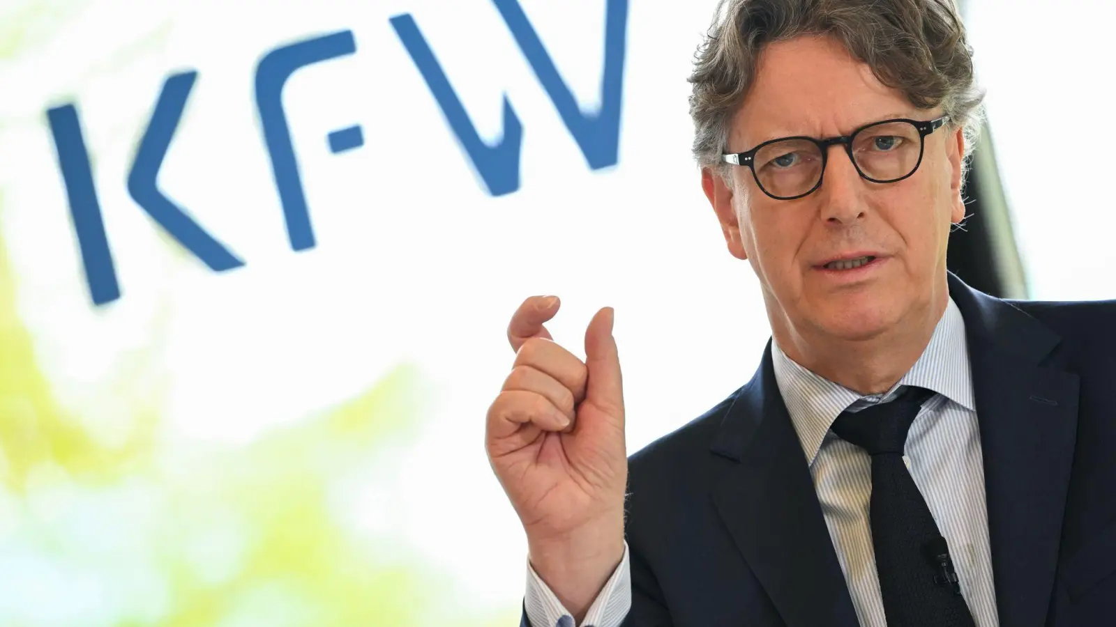 KfW-Chef Wintels sieht zu viele Investitionsprojekte in der Warteschleife.  (Foto: Arne Dedert/dpa)