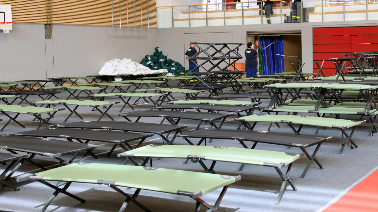 m März vergangenen Jahres musste die Dreifachturnhalle Herrieden vorübergehend zur Notunterkunft umfunktioniert werden. Jetzt sucht das Landratsamt erneut nach größeren Gebäuden wie Hallen, um den steigenden Flüchtlingszahlen gewachsen zu sein. (Archivfoto: Landratsamt/Fabian Hähnlein)