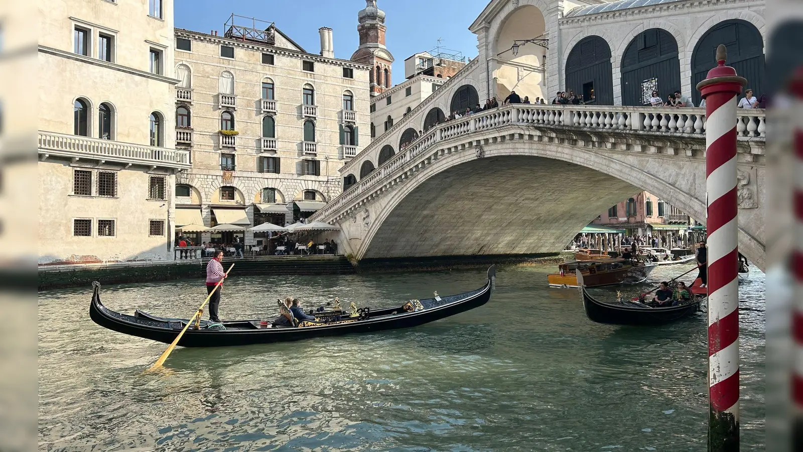 Eine Gondel an der Rialtobrücke in Venedig. In der Nähe der berühmten Brücke geschah 2013 das Unglück. (Symbolfoto) (Foto: Christoph Sator/dpa)