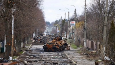 Zerstörte Panzer in der ukrainischen Stadt Butscha. Die mutmaßlich von russischen Soldaten begangenen Gräueltaten hier sind der Menschenrechtsorganisation Human Rights Watch (HRW) zufolge wohl als Kriegsverbrechen einzuordnen. (Foto: -/ZUMA Press Wire Service/dpa)