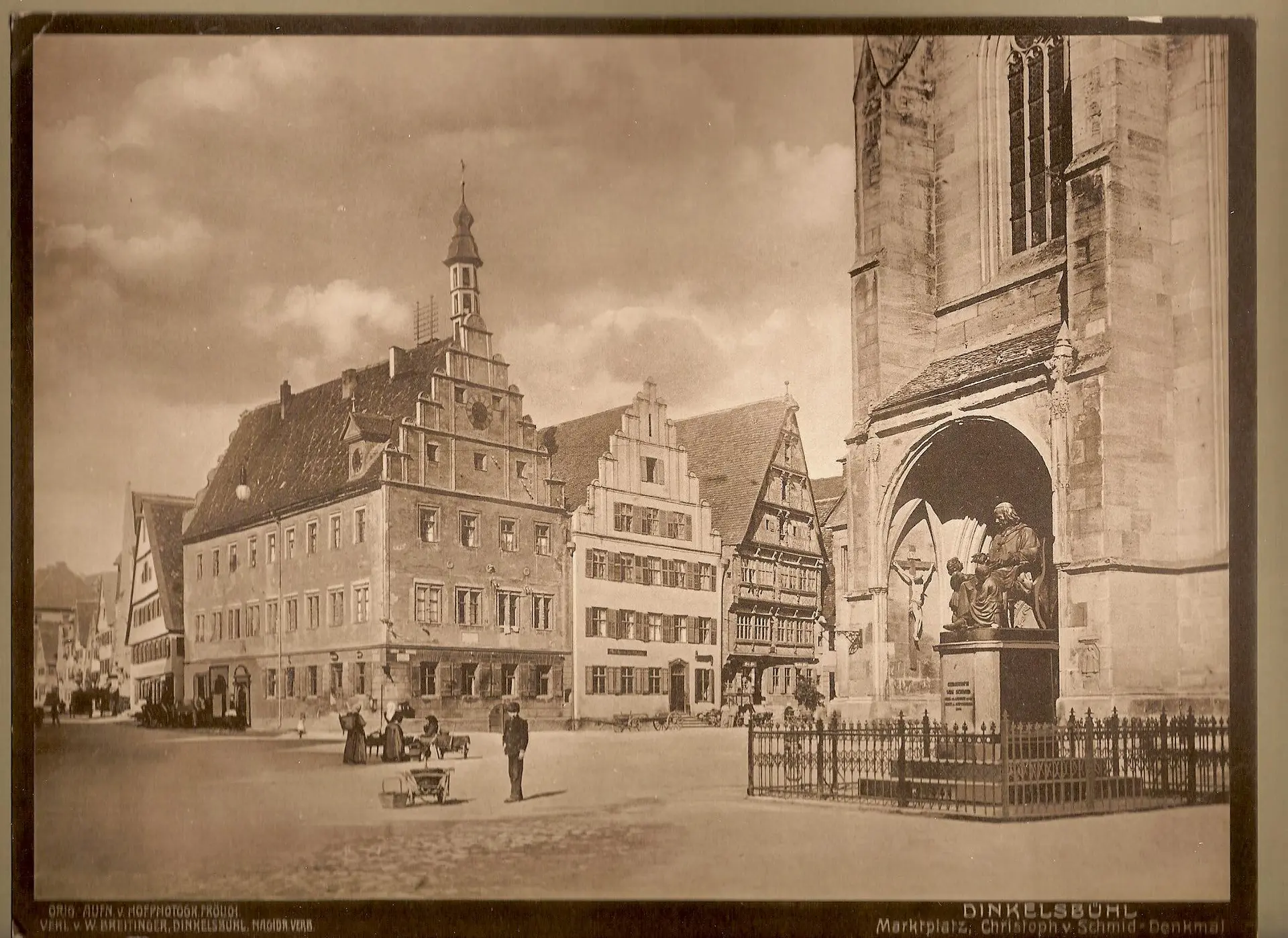 Zum Ort des Schreckens wurde in der Silvesternacht 1921/22 der Marktplatz neben dem Münster St. Georg. Hier explodierte eine Bombe, als gerade viele Einwohner Dinkelsbühls gemeinsam den Start ins neue Jahr feiern wollten. Diese Aufnahme entstand etwa um das Jahr 1910. (Repro: Stadtarchiv Dinkelsbühl)