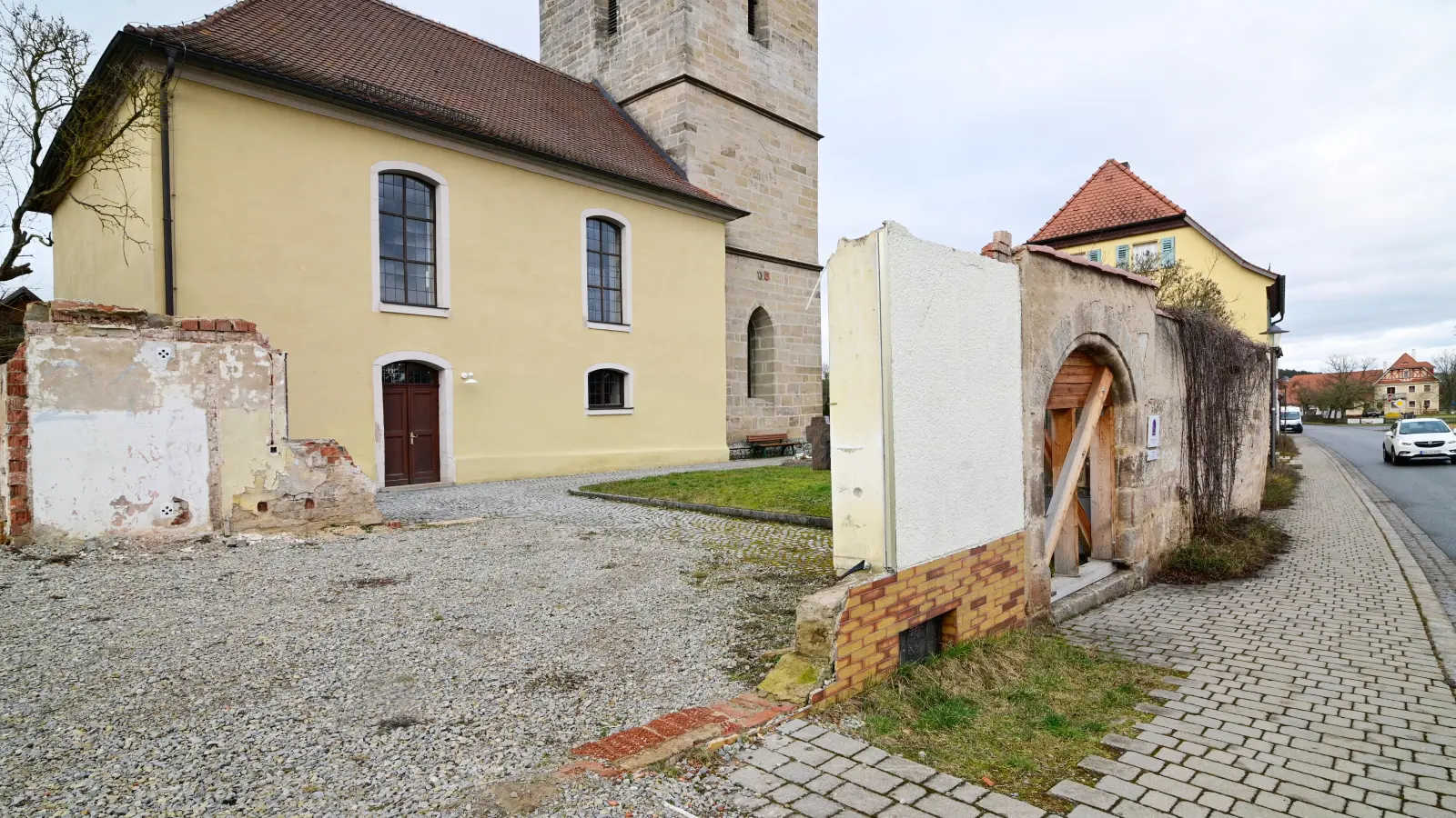 Der Vorplatz der Kirche in Unternbibert präsentiert sich in keinem guten Zustand. (Foto: Jim Albright)
