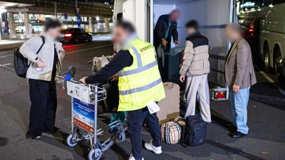 Afghaninnen und Afghanen bei ihrer Ankunft in Hannover. (Archivbild) (Foto: Moritz Frankenberg/dpa)
