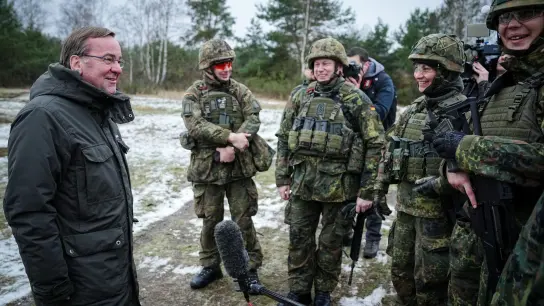Verteidigungsminister Boris Pistorius mit Soldaten bei seinem Antrittsbesuch bei der Bundeswehr auf dem Truppenübungsplatz Altengrabow. (Foto: Kay Nietfeld/dpa Pool/dpa)