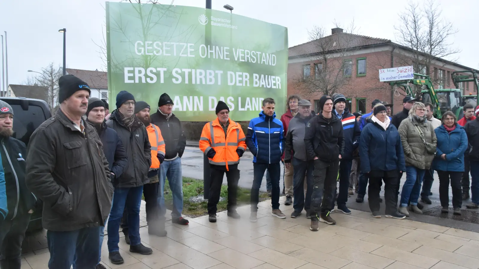 Eine kurze Kundgebung organisierten die Bauern vor dem Landwirtschaftamt Ansbach. Mit neuen Plakaten machen sie auf ihr Anliegen aufmerksam. (Foto: Silvia Schäfer)