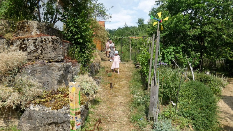 Bei einem Rundgang durch den Garten der Familie Pflüger gibt es viel zu entdecken. Die Hanglage ist mit viel Arbeit verbunden. (Foto: Karl-Heinz Gisbertz)