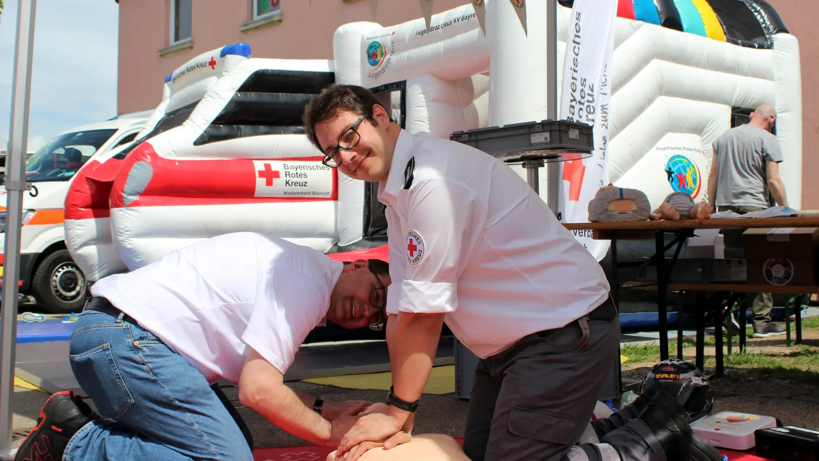 Manuel Gadinger (rechts) und Thorsten Meier (links) warben für Erste-Hilfe-Kurse und demonstrierten lebensrettende Handgriffe. (Foto: Diane Mayer)