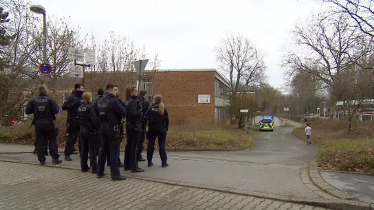 Polizei vor dem Berufskolleg in Dortmund. (Foto: Markus Wüllner/news4 Video-Line/dpa)