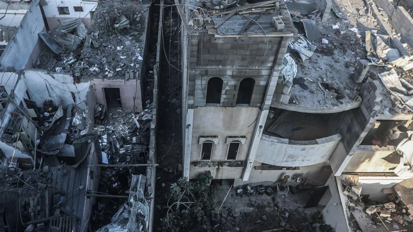 Zerstörte Gebäude nach einem israelischen Luftangriff auf das Viertel Al-Amal in Chan Junis. Trotz der Bedenken liefert Washington Israel weitere Tausende schwerer Bomben und Kampfflugzeuge. (Foto: Ahmed Zakot/dpa)