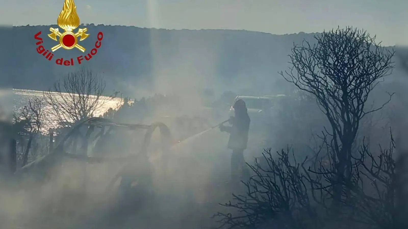 Seit frühen Nachmittag ist die Feuerwehr im Einsatz.  (Foto: -/Vigili del Fuoco/dpa)