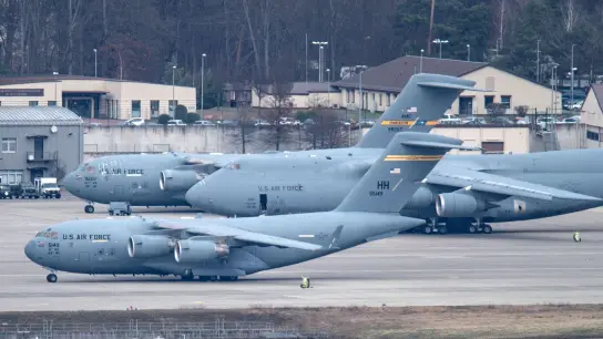 Flugzeuge stehen auf der US-Airbase in Ramstein. (Foto: Boris Roessler/dpa)