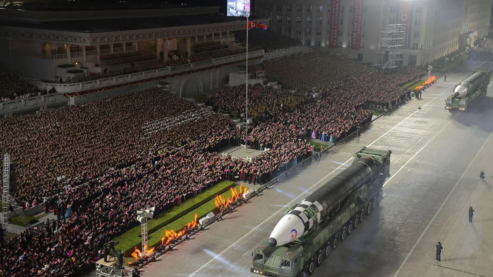 Eine nach Angaben der nordkoreanischen Regierung neu gebaute Interkontinentalrakete Hwasong-17. Gezeigt wurde die Rakete während einer Militärparade anlässlich des 90. Jahrestages der Gründung der Koreanischen Revolutionären Volksarmee (KVA) in Pjöngjang. (Foto: Uncredited/KCNA via KNS/AP/dpa)