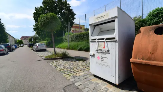 An 27 Standorten in Ansbach stehen Altkleider-Container des Bayerischen Roten Kreuzes. (Foto: Jim Albright)