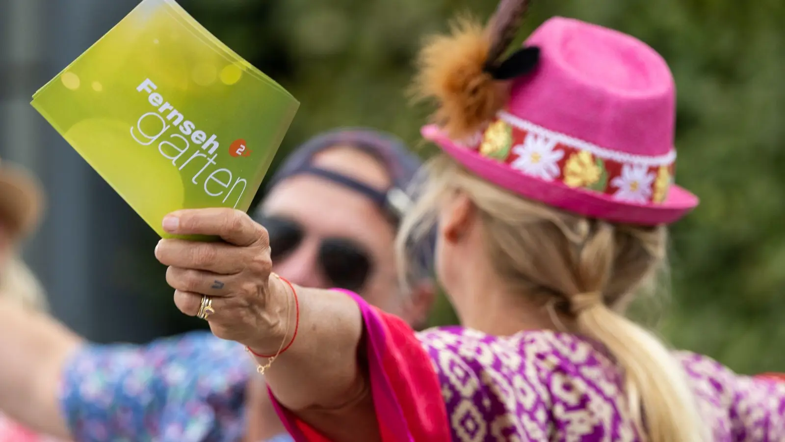 Kult für viele sonntags im Sommer: Andrea Kiewel (genannt „Kiwi“) und der aus Mainz gesendete „ZDF-Fernsehgarten“. (Archivbild) (Foto: Hannes P Albert/dpa)