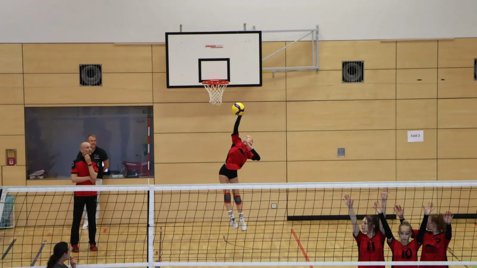 Sprungaufschlag von Coralie Pauli. Am Netz von links: Lina Rosner, Aljana Rutkowski und Lotta Reinsch. (Foto: Norbert Dietrich)