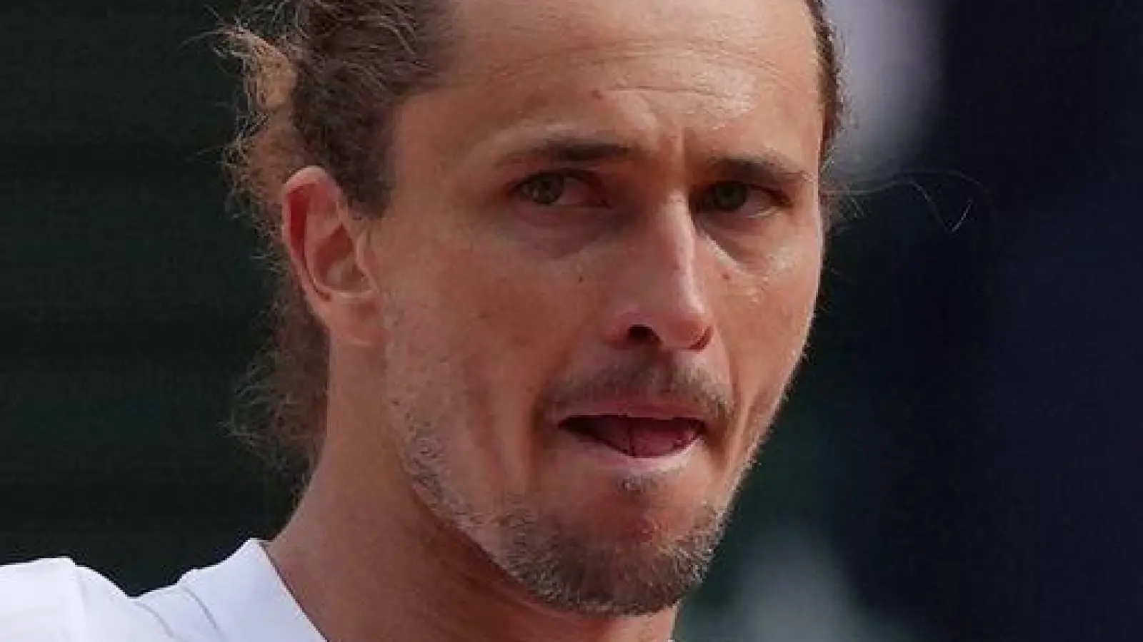 Alexander Zverev reagiert auf seinen Achtelfinalsieg.  (Foto: Thibault Camus/AP/dpa)