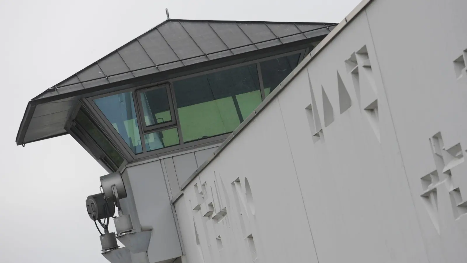 Bei der Durchsuchungsaktion waren Ermittler unter anderem auch in der Justizvollzugsanstalt Stadelheim angerückt. (Archivbild) (Foto: Andreas Gebert/dpa)