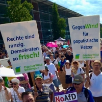 Demonstranten protestieren gegen den Landesparteitag der AfD Bayern. (Foto: Armin Weigel/dpa)