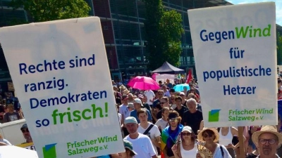 Demonstranten protestieren gegen den Landesparteitag der AfD Bayern. (Foto: Armin Weigel/dpa)