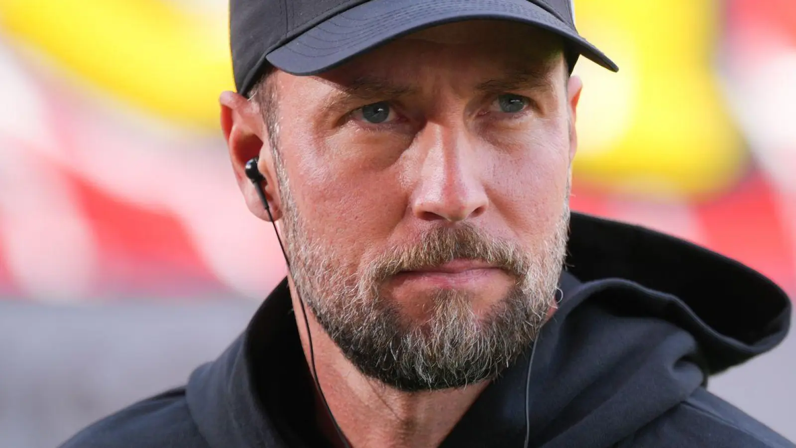 Trainer Sebastian Hoeneß und der VfB treffen am Freitag auf St. Pauli. (Archivbild) (Foto: Soeren Stache/dpa)
