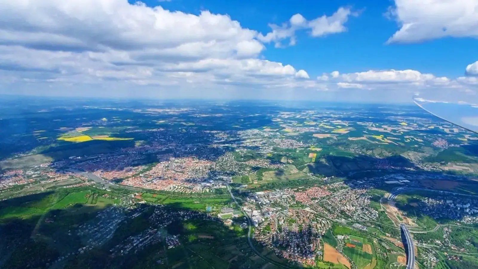Solche Wolkenformationen lassen das Herz eines jeden Segelfliegers höher schlagen, denn sie ermöglichen große und schnelle Flüge entlang der Aufwindlinien. Das Bild zeigt Würzburg. (Foto: Christian Pomp)