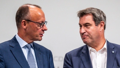 Markus Söder (CSU, r), Ministerpräsident von Bayern und CSU-Vorsitzender, spricht mit Friedrich Merz, CDU-Bundesvorsitzender, beim Bundesparteitag der CDU. (Foto: Michael Kappeler/dpa)