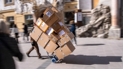 Ganz schön viel zu tun: ein Paketbote bei der Arbeit. (Foto: Peter Kneffel/dpa)