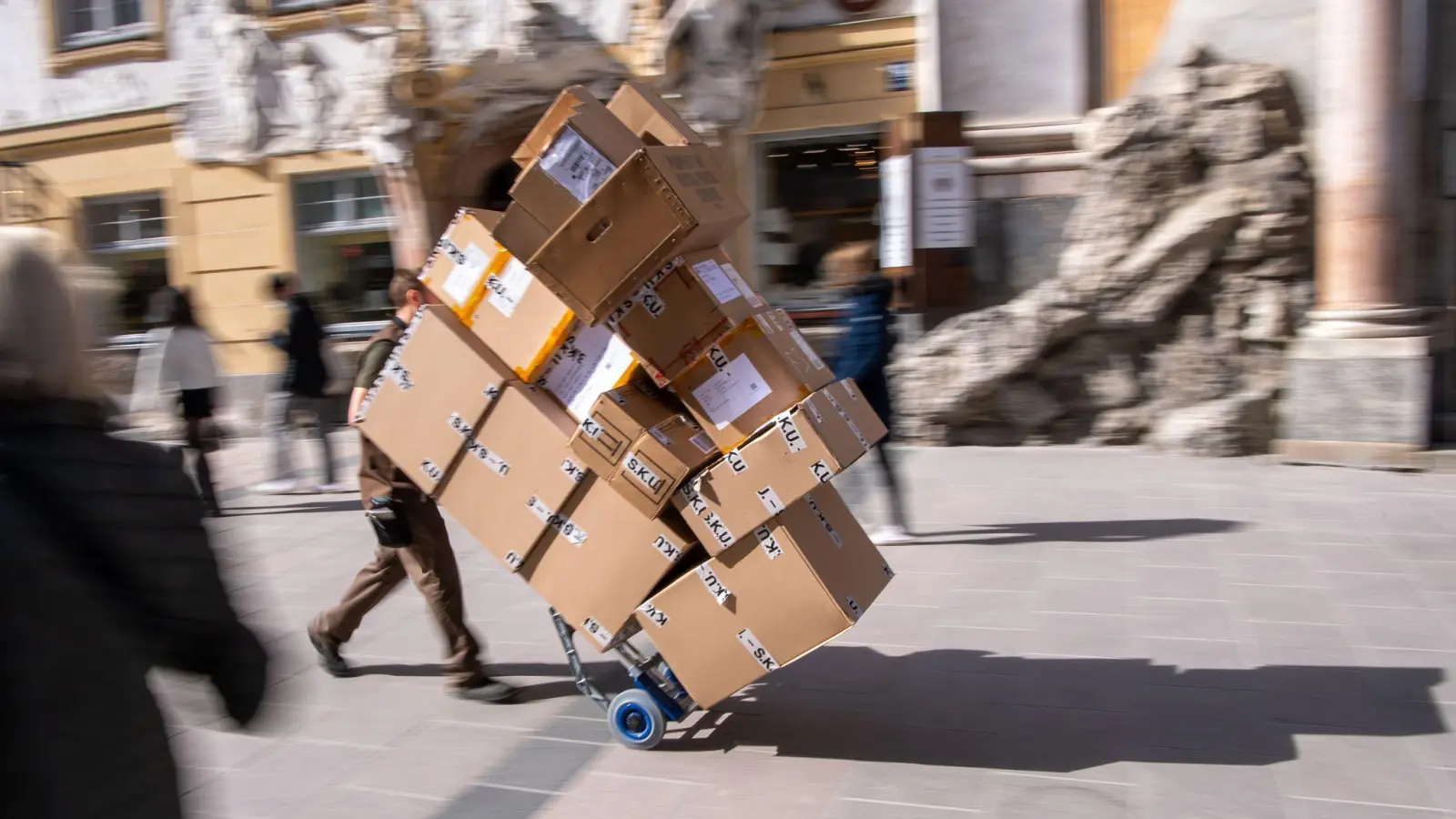 Ganz schön viel zu tun: ein Paketbote bei der Arbeit. (Foto: Peter Kneffel/dpa)