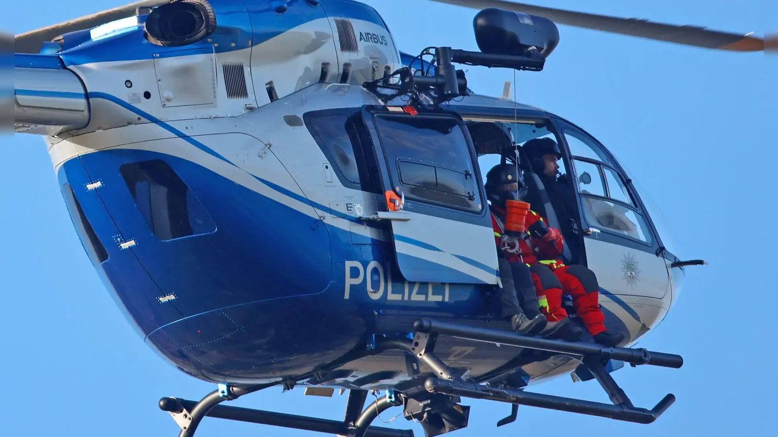 Die Polizei suchte unter anderem mit einem Hubschrauber nach der Frau. (Symbolbild) (Foto: Matthias Bein/dpa)