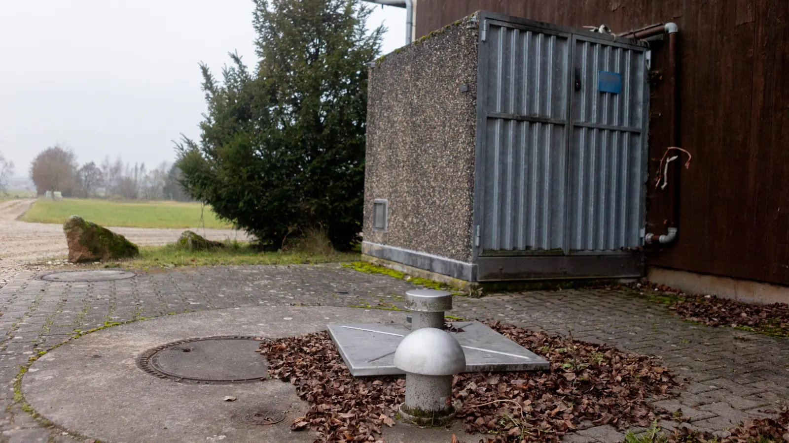 Hier verbirgt sich die Technik, die im Sommer komplett ausgefallen ist: Zwei Abwasserpumpen in Esbach fielen aus, eine Meldung wurde nicht versandt und die vorgelagerten Pumpen schalteten nicht ab. (Foto: Evi Lemberger)