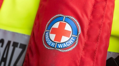 Die Wasserwacht brachte den Jugendlichen zunächst an Land, doch er starb anschließend im Krankenhaus. (Symbolbild) (Foto: Peter Kneffel/dpa)