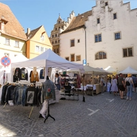 Blick auf den Grünen Markt: Die Händlerinnen und Händler hatten ihre teils aufwändigen Stände aufgebaut und dekoriert.  (Foto: Karl-Heinz Gisbertz)