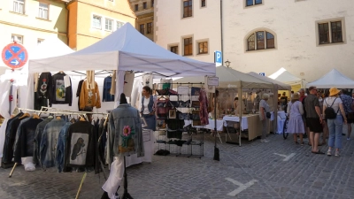 Blick auf den Grünen Markt: Die Händlerinnen und Händler hatten ihre teils aufwändigen Stände aufgebaut und dekoriert.  (Foto: Karl-Heinz Gisbertz)