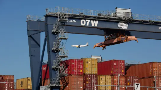 Container im Hafen von Barcelona. Das Wirtschaft in der Eurozone ist zuletzt weniger stark gewachsen. (Foto: David Zorrakino/EUROPA PRESS/dpa)