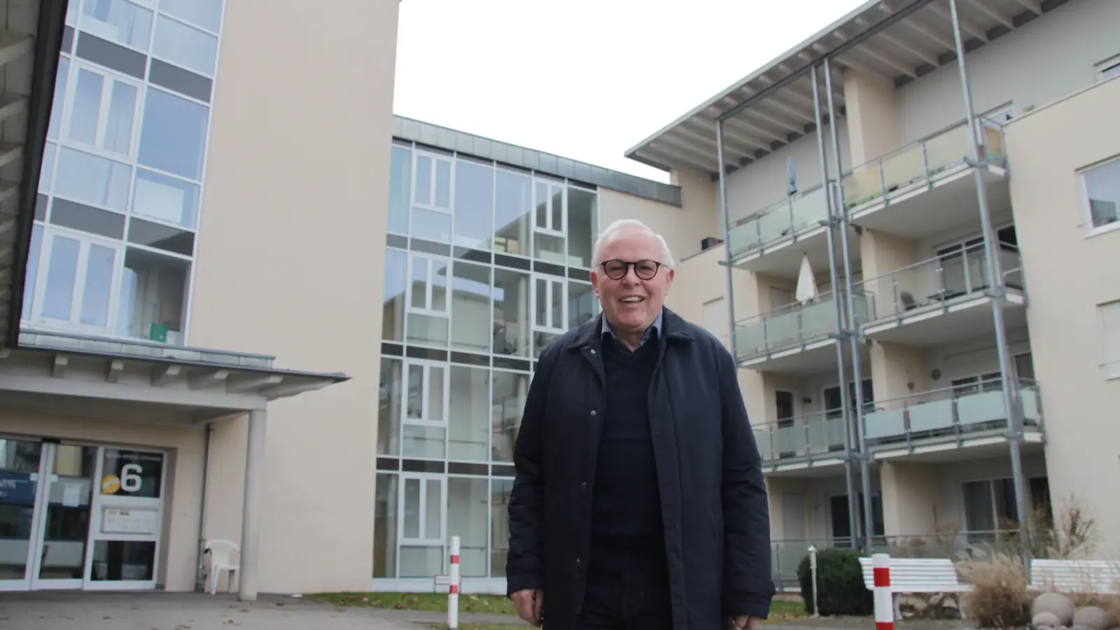 Helmut Hötzl ist überzeugt vom Betreuten Wohnen, das er vor 25 Jahren an der Ecke Heilig-Kreuz- und Louis-Schmetzer-Straße hochgezogen hat. Der 78-Jährige denkt bereits laut über ein weiteres Projekt nach gleichem Muster nach. (Foto: Robert Maurer)