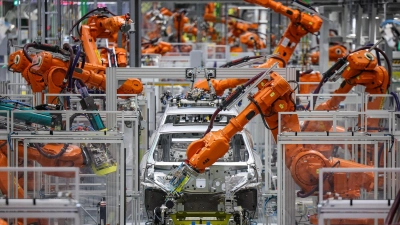 Im Fahrzeugbau sind die Investitionspläne besonders stark gesunken. (Symbolbild) (Foto: Jan Woitas/dpa)