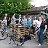 Stimmten mit alkoholfreiem Bier, einheimischem Saft und Häppchen auf den ersten „Hof<br>&amp; Heimat Quiz“ des Landkreises ein: Annika Hetzner, Ernst Hetzner, Thomas Schmitt, Stefan Schmidt, David Schneider, Jörg Rabenstein, Andrea Linz, Verena Birkmann, Linda Olzog und Theresa Mezereli (von links). (Foto: Sylvia Fehlinger)