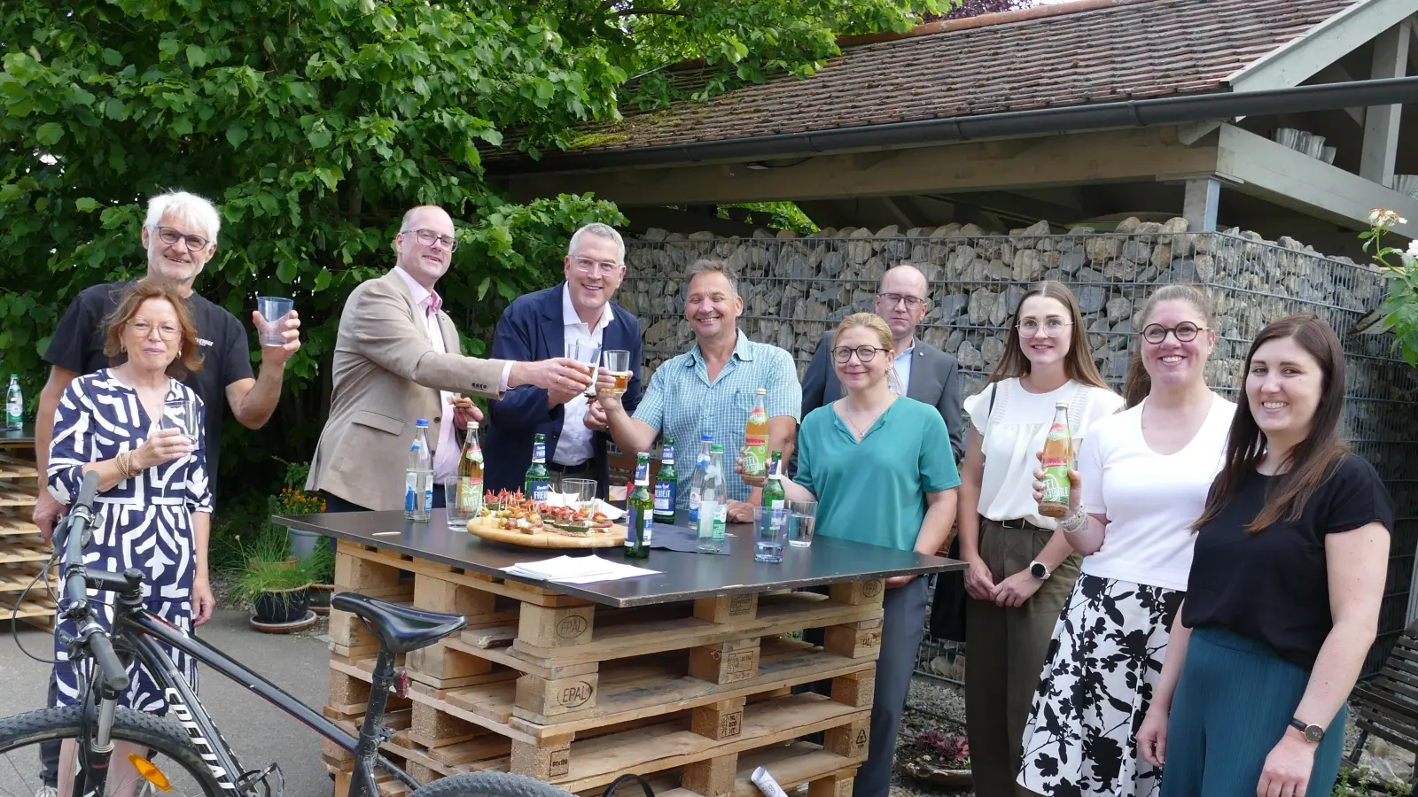 Stimmten mit alkoholfreiem Bier, einheimischem Saft und Häppchen auf das erste „Hof&amp;Heimat Quiz“ des Landkreises ein: Anita Hetzner, Ernst Hetzner, Thomas Schmitt, Stefan Schmidt, David Schneider, Jörg Rabenstein, Andrea Linz, Verena Birkmann, Linda Olzog und Theresa Mezereli (von links). (Foto: Sylvia Fehlinger)