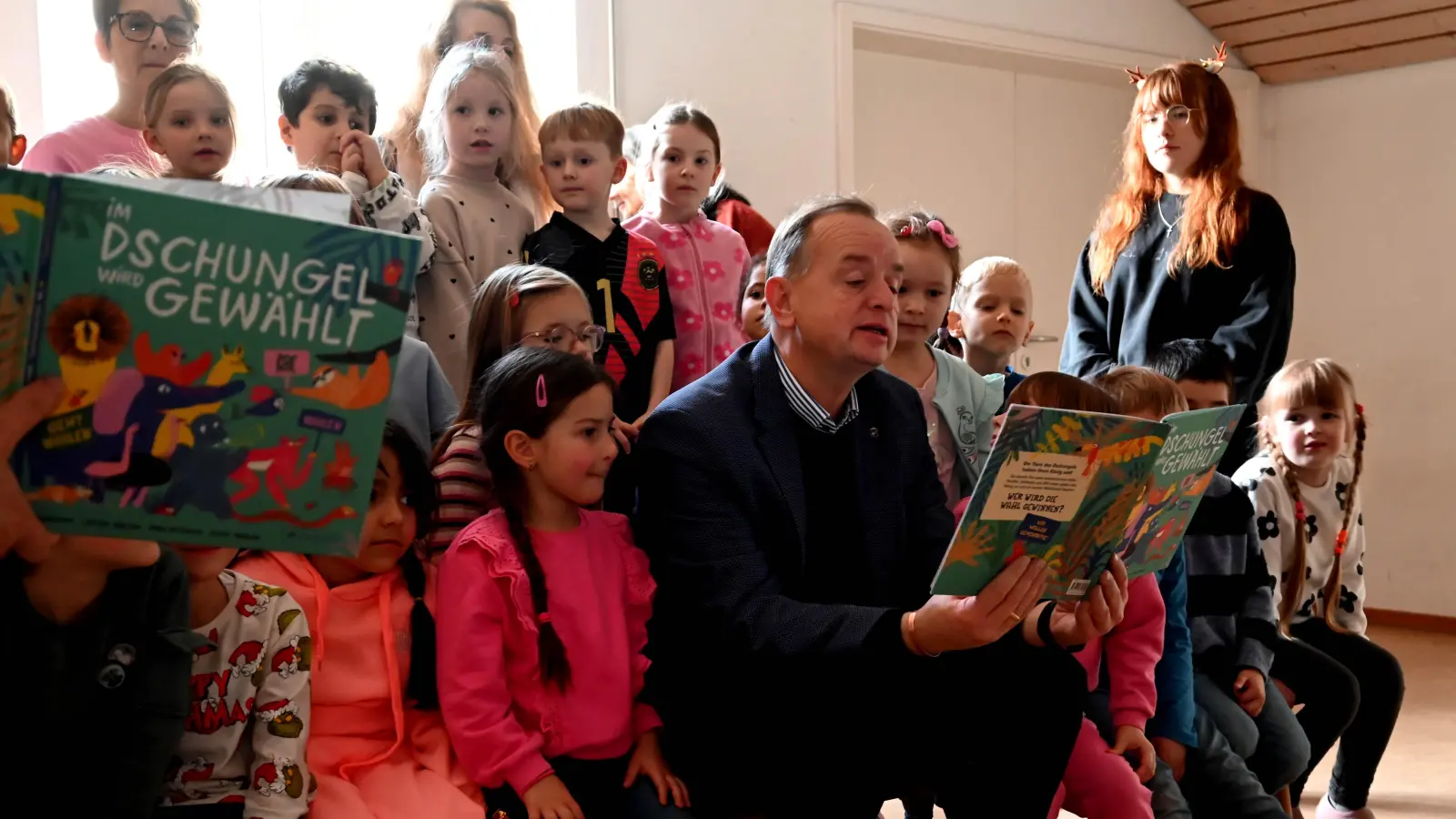 Oberbürgermeister Thomas Deffner (Mitte) las das Buch den Vorschulkindern im Kindergarten Pfiffikus vor.  (Foto: Stadt Ansbach/Anne Ziegler)
