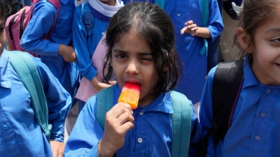 Zeit für ein Eis: In Pakistan haben die Behörden wegen der steigenden Temperaturen verkürzte Schulzeiten angekündigt. Das Land wird derzeit von einer extremen Hitzewelle heimgesucht. (Foto: K.M. Chaudary/AP/dpa)