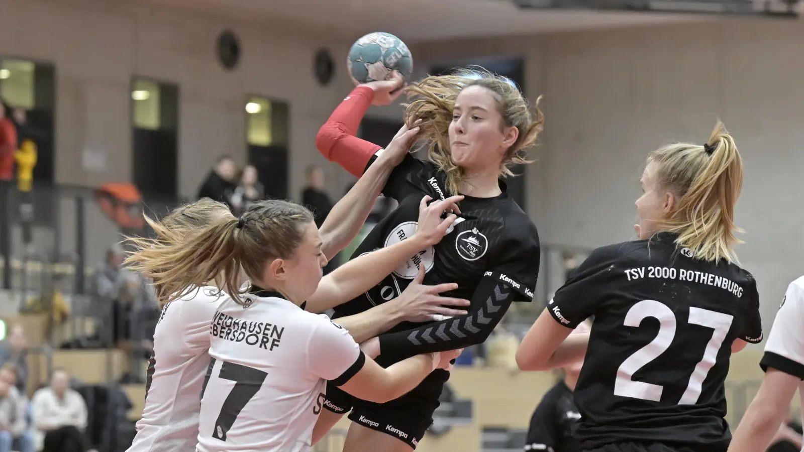 Wird hart angegangen: Lilly Frei (am Ball) ist erst 17 und die treffsicherste Rothenburger Angreiferin. (Foto: Martin Rügner)