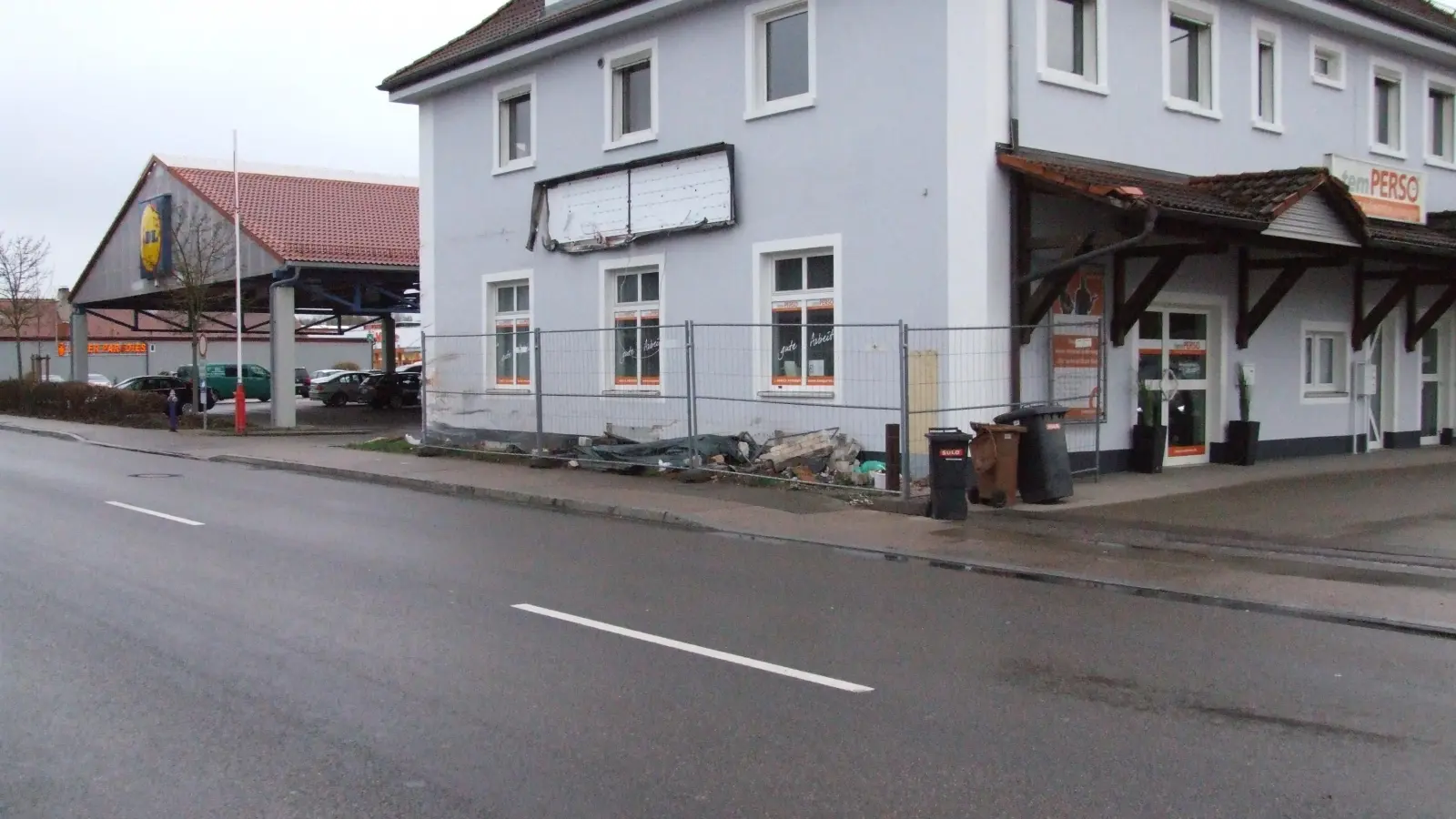 In der Dinkelsbühler Straße in Feuchtwangen hat ein Lastwagen Ende Februar bei einem Unfall Öl und Diesel verloren. Die ausgelaufenen Betriebsstoffe müssen jetzt aufgefangen werden. (Foto: Jasmin Kiendl)
