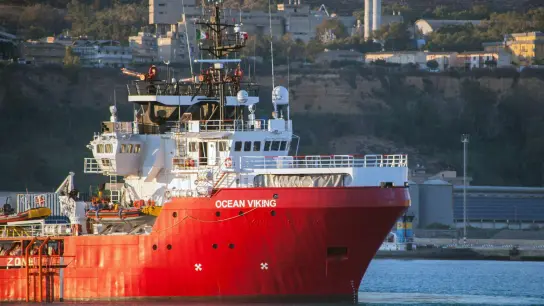 Das Rettungsschiff „Ocean Viking“ in einem italienischen Hafen. (Foto: Fabio Peonia/LaPresse/AP/dpa)