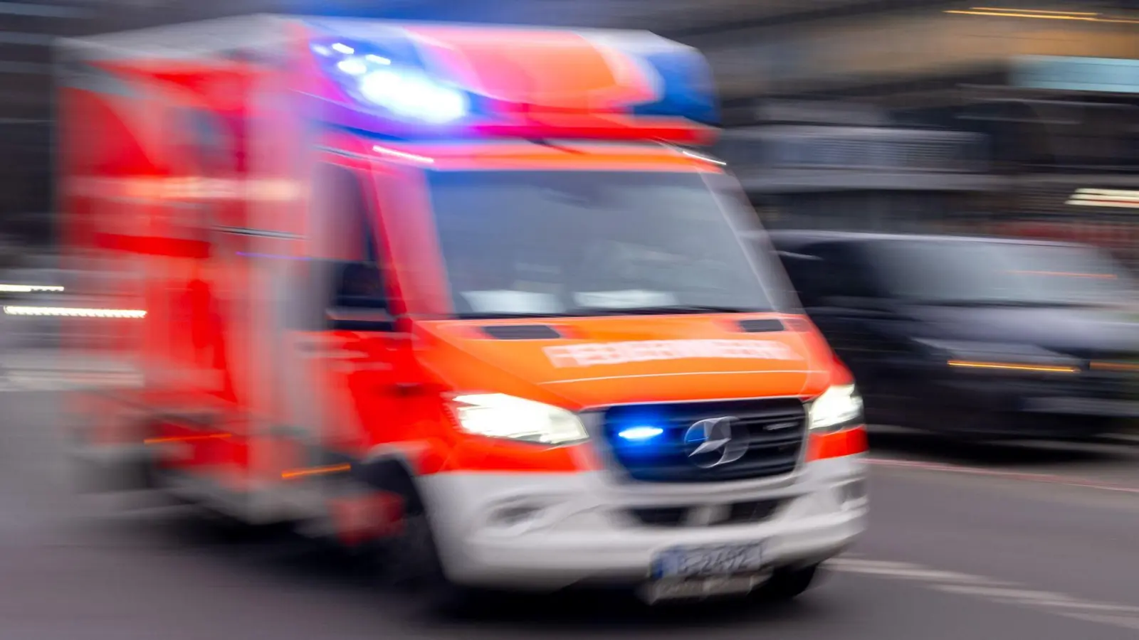 Ein Rettungsdienst brachte den 30-Jährigen mit schweren Gesichtsverletzungen in ein Krankenhaus. (Symbolbild) (Foto: Monika Skolimowska/dpa)