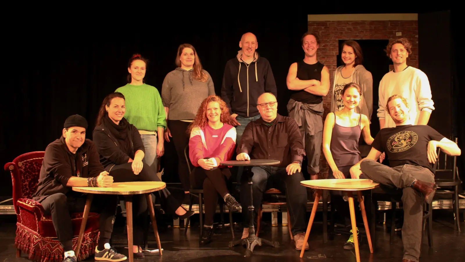 Wollen das Lebensgefühl der 1960er Jahre auf die Dinkelsbühler Freilichtbühne bringen: Das Ensemble der Revue „Komm gib mir deine Hand“ nahm die Proben auf. (Foto: Miriam Locher/Landestheater Dinkelsbühl)