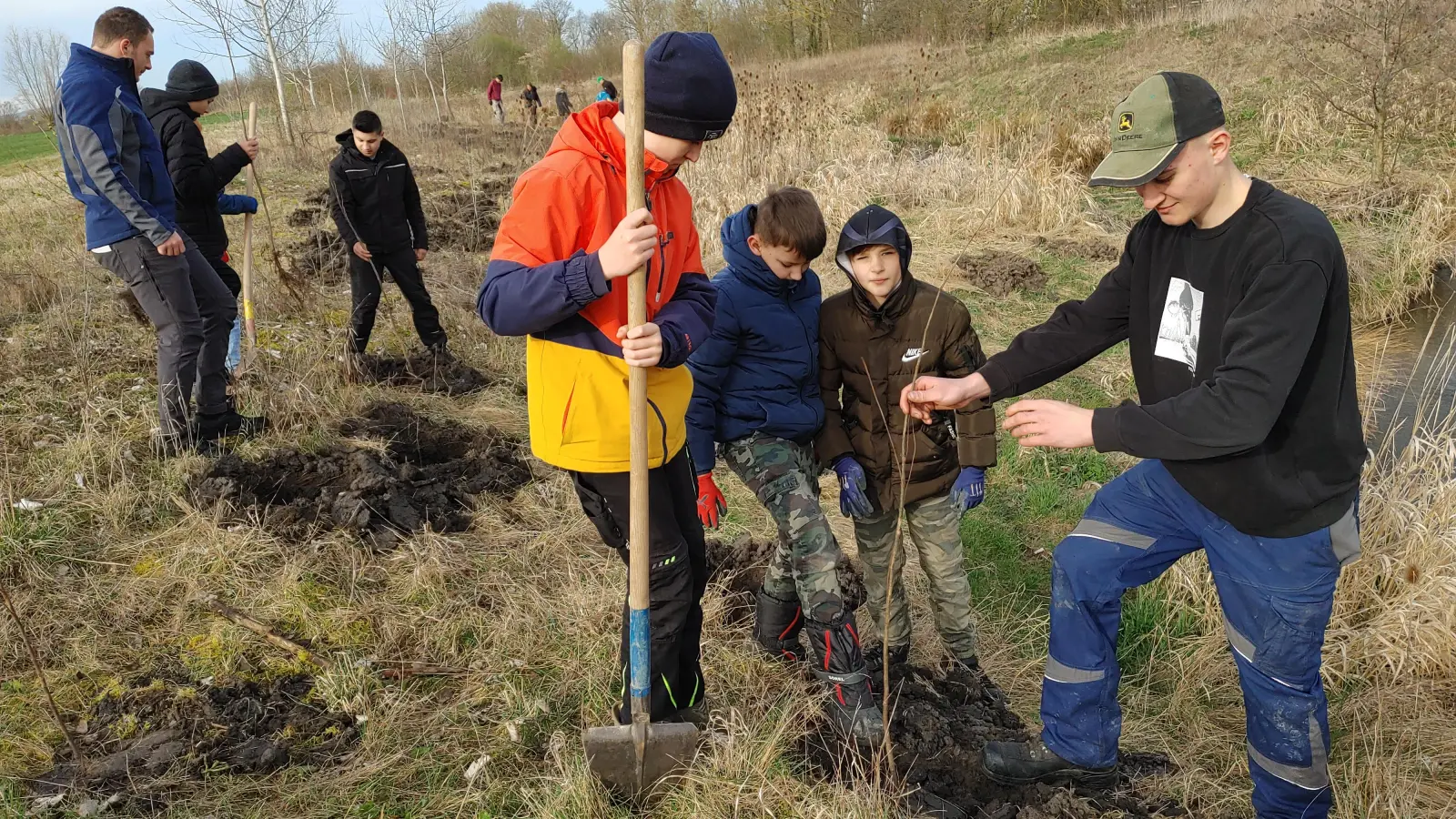 Rund 150 junge Bäume und Sträucher haben Kinder und Jugendliche des Fischereivereins Bad Windsheim unter Anleitung gepflanzt. (Foto: Katrin Merklein)