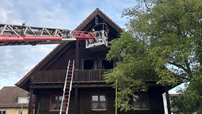 Zu einem Zimmerbrand in Rös (Stadt Herrieden) rückten am Donnerstagmorgen zahlreiche Feuerwehrkräfte aus. (Foto: NEWS5 / Kevin Weddig)